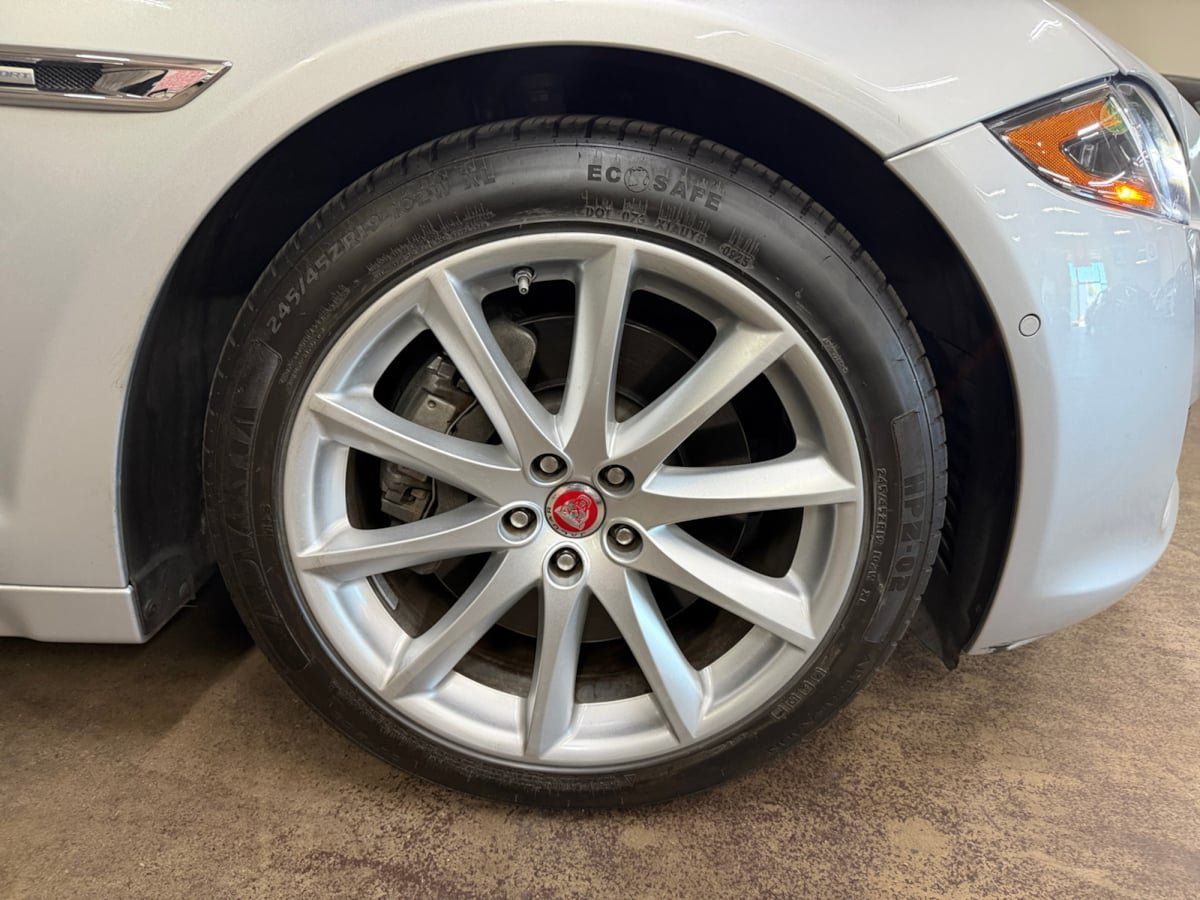 Used 2016 Jaguar XJ R-Sport RWD image 25