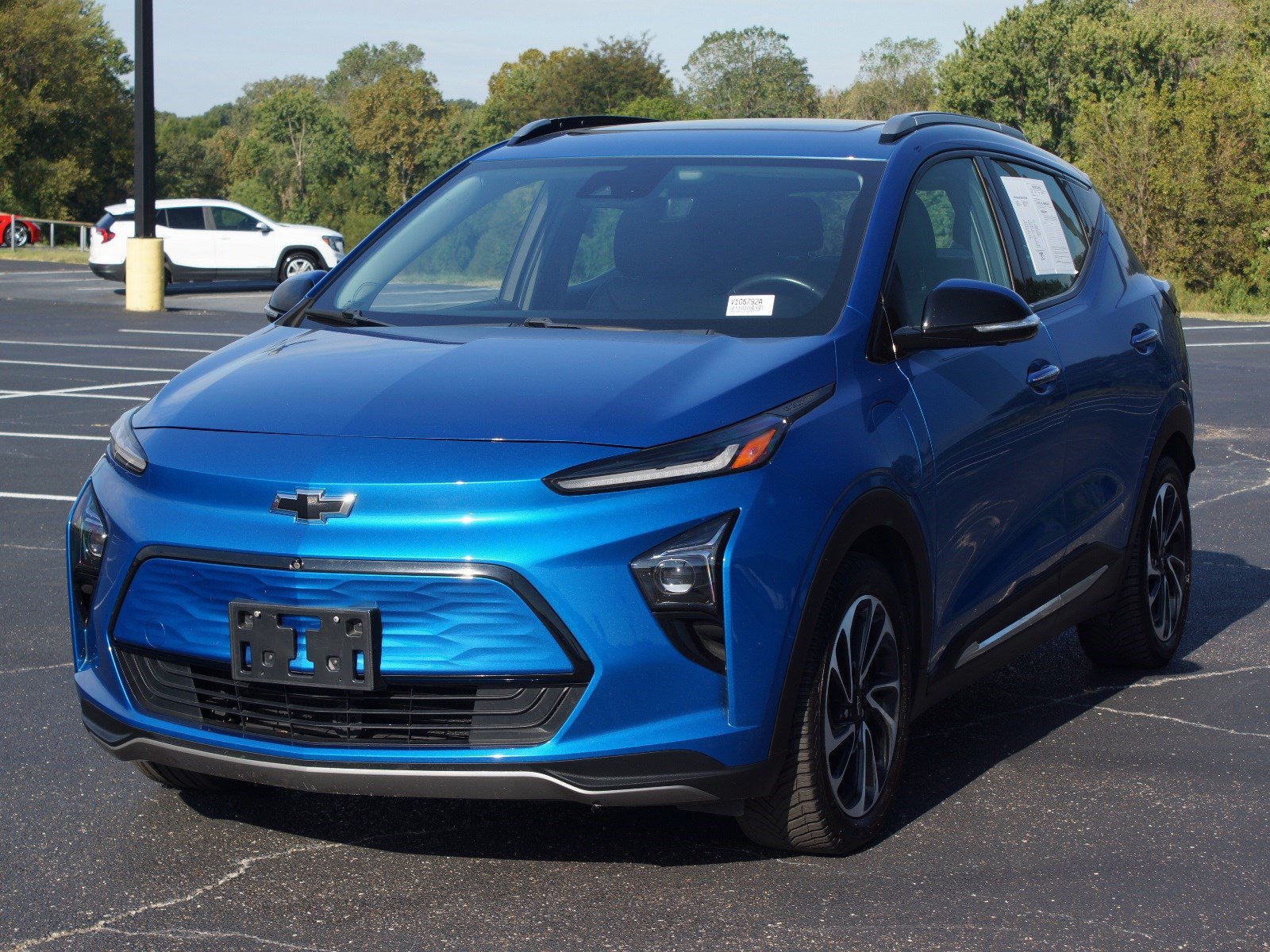 Used 2022 Chevrolet Bolt EUV Premier w/ Sun & Sound Package FWD image 2