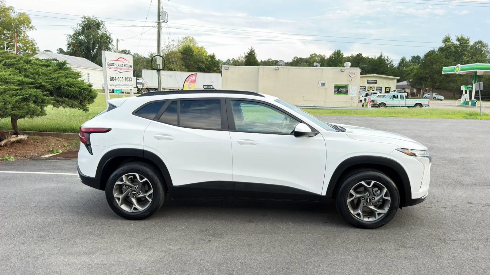 Used 2025 Chevrolet Trax LT FWD image 8