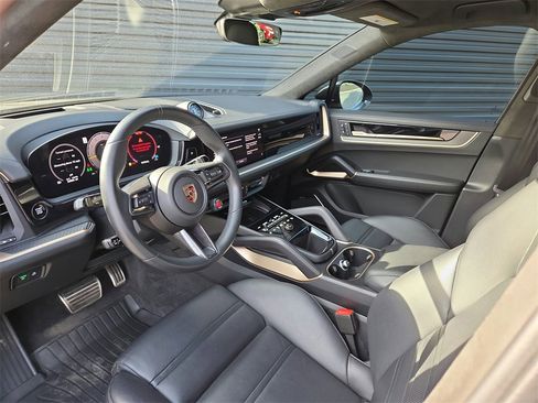 Used 2024 Porsche Cayenne Turbo GT image 4
