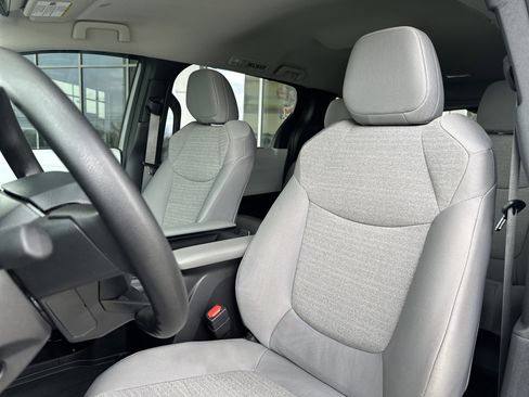 Used 2025 Toyota Sienna LE image 9