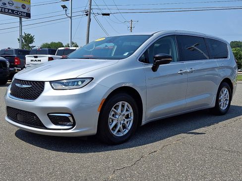 Certified 2024 Chrysler Pacifica Touring-L FWD image 3