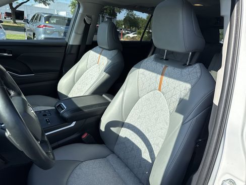 Used 2023 Toyota Highlander Bronze Edition image 15