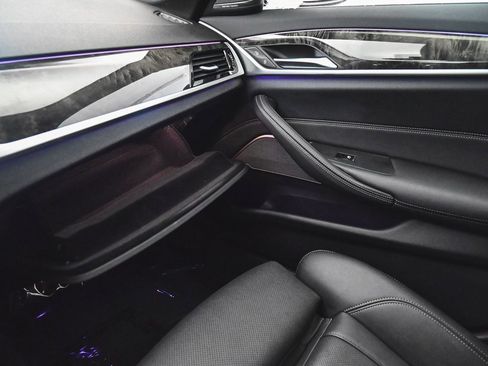 Used 2023 BMW 530e xDrive w/ Premium Package image 17