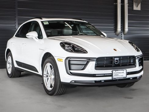 Certified 2025 Porsche Macan image 7