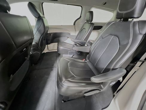 Used 2024 Chrysler Pacifica Touring-L FWD image 29