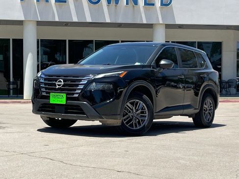 Used 2025 Nissan Rogue S FWD image 2