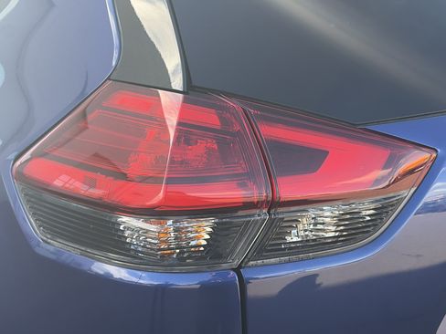 Used 2017 Nissan Rogue SV FWD image 22