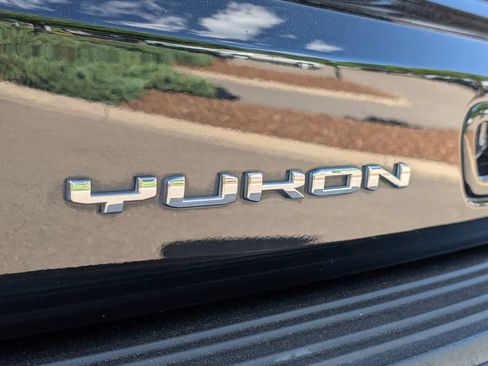 Used 2021 GMC Yukon Denali w/ Denali Premium Package AWD/4WD image 12