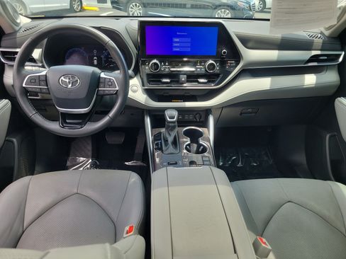 Certified 2024 Toyota Highlander Platinum FWD image 16