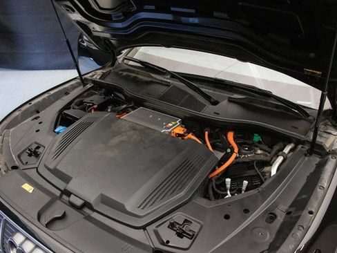 Used 2022 Audi e-tron Premium Plus w/ Premium Plus Package image 30