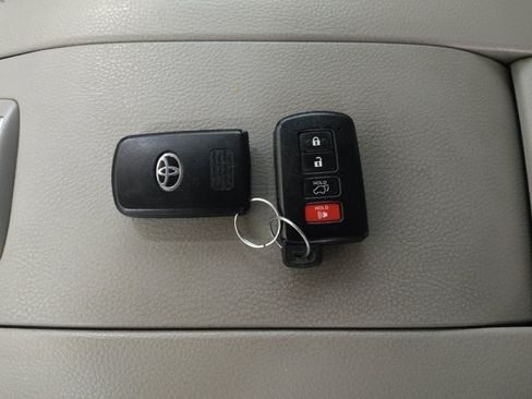 Used 2019 Toyota Highlander XLE FWD image 32