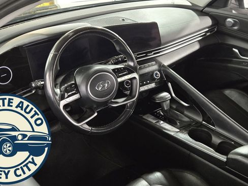 Used 2023 Hyundai Elantra Limited w/ Preferred Accessory Package image 10