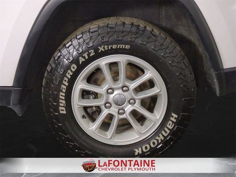 Used 2020 Jeep Grand Cherokee Laredo image 30