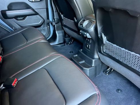 Used 2025 Jeep Wrangler Unlimited Rubicon AWD/4WD image 16
