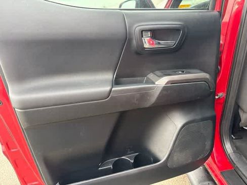 Used 2016 Toyota Tacoma TRD Sport w/ Exterior Package AWD/4WD image 12