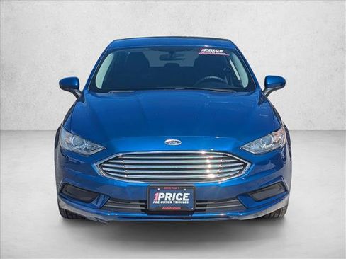 Used 2018 Ford Fusion SE w/ Fusion SE Technology Package FWD image 2