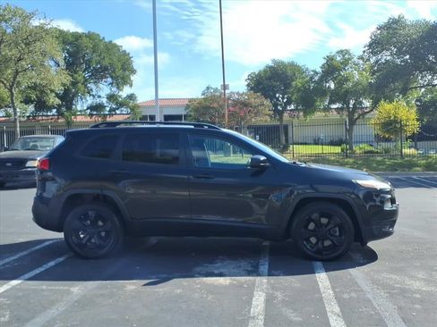 Used 2016 Jeep Cherokee Sport FWD image 4