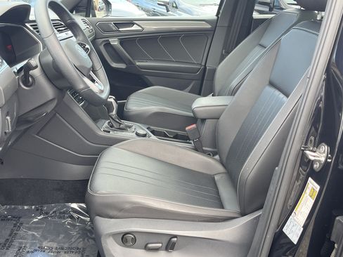 Used 2022 Volkswagen Tiguan SE R-Line image 17