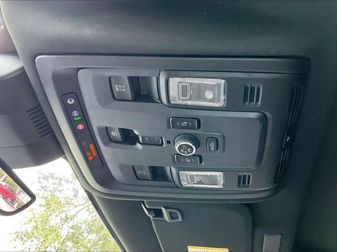 Used 2025 GMC Yukon Denali Ultimate AWD/4WD image 32