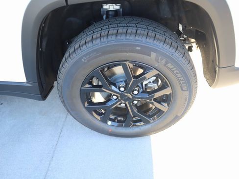 New 2025 Jeep Grand Cherokee Altitude image 19