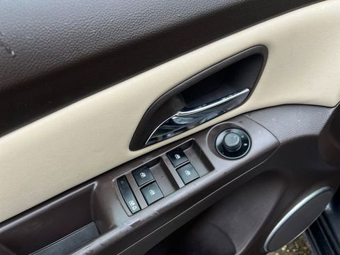 Used 2011 Chevrolet Cruze LT image 31