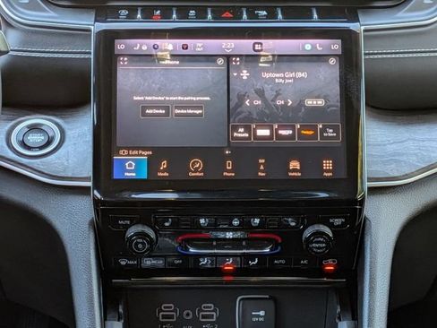 Used 2023 Jeep Grand Cherokee L Limited w/ Luxury Tech Group II AWD/4WD image 18