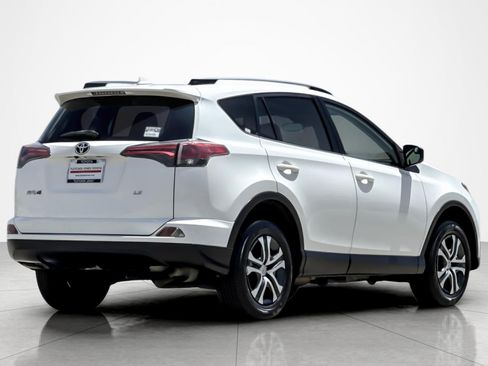 Used 2018 Toyota RAV4 LE FWD image 5