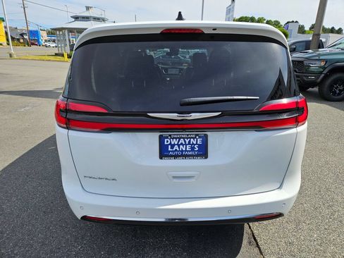 Used 2024 Chrysler Pacifica Touring-L FWD image 4