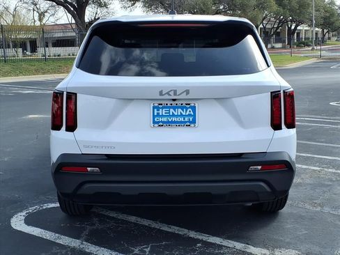 Used 2023 Kia Sorento LX image 10