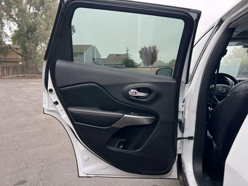 Used 2021 Jeep Cherokee Latitude Lux w/ Sun & Sound Group image 22