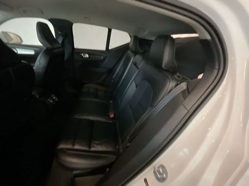 Used 2022 Volvo XC40 T5 Momentum image 22