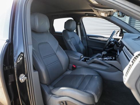 Certified 2023 Porsche Cayenne Platinum Edition image 29