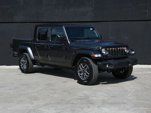 Used 2024 Jeep Gladiator Sport AWD/4WD image 3