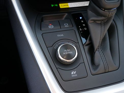 Certified 2025 Toyota RAV4 XLE image 27