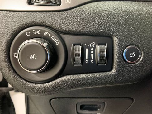 Used 2019 Jeep Cherokee Limited w/ Technology Group AWD/4WD image 24