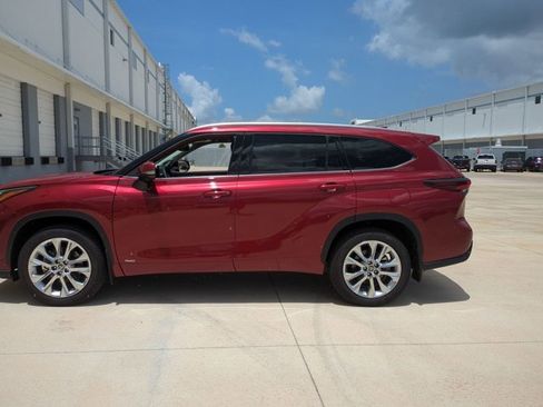 Used 2026 Toyota Highlander Limited AWD/4WD image 8
