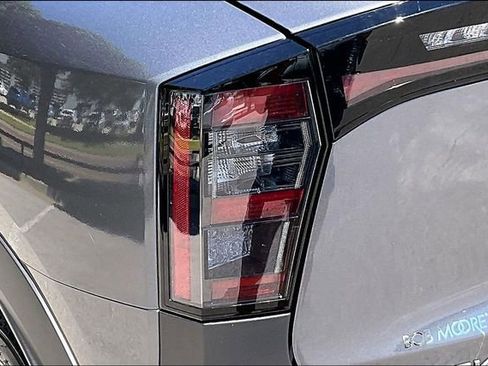 Certified 2025 Nissan Kicks SR FWD image 28