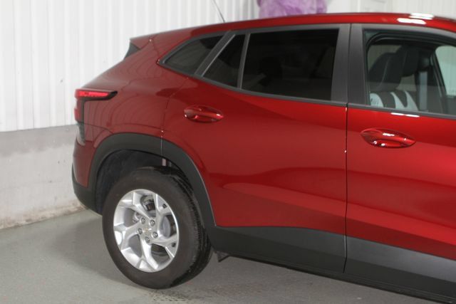 Used 2025 Chevrolet Trax LS w/ LS Convenience Package FWD image 10