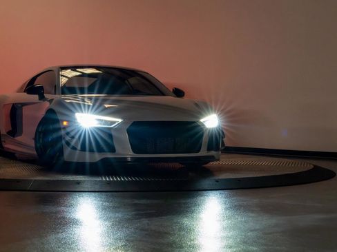 Used 2017 Audi R8 V10 plus w/ Full Leather Package image 21