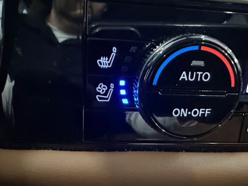 Used 2024 Nissan Pathfinder Platinum image 27