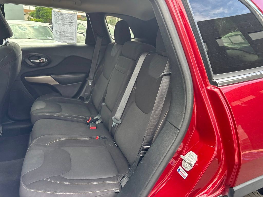 Used 2017 Jeep Cherokee Latitude FWD image 12