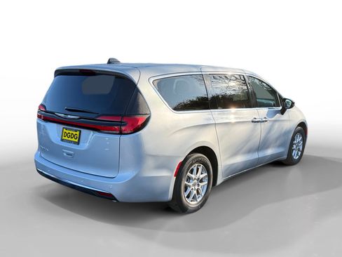 Used 2024 Chrysler Pacifica Touring-L image 5