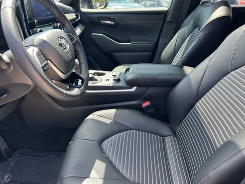 Used 2025 Toyota Highlander XSE AWD/4WD image 11