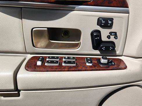 Used 2006 Lincoln Town Car Signature Limited RWD image 24
