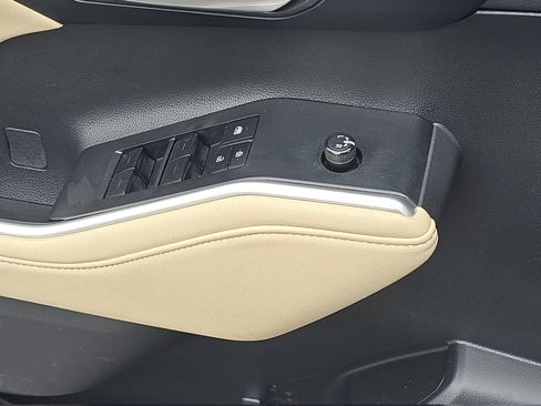 Used 2023 Toyota Highlander XLE image 37