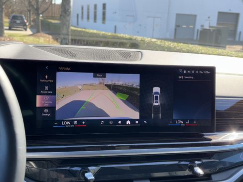 Certified 2025 BMW X7 xDrive40i w/ M Sport Package image 24