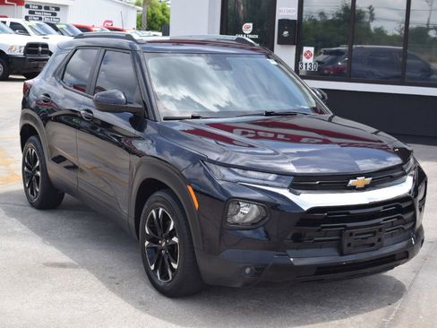 Used 2021 Chevrolet TrailBlazer LT w/ Convenience Package FWD image 2