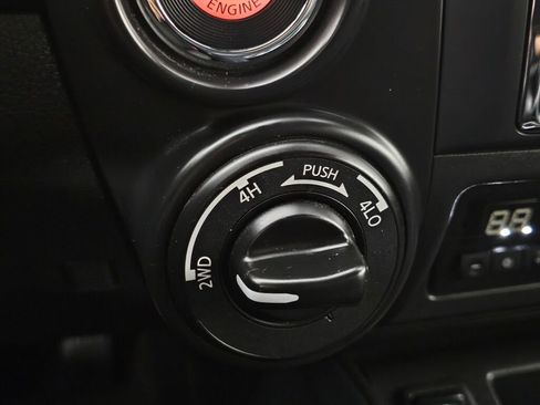 Used 2019 Nissan Titan SV w/ SV Convenience Package image 26