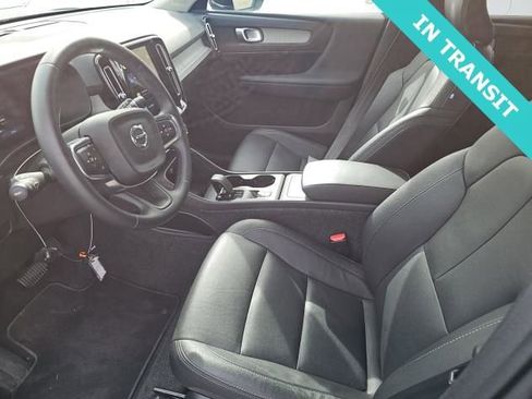 Used 2025 Volvo XC40 B5 Core AWD/4WD image 2